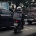 Motociclista no trânsito atento aos pontos cegos