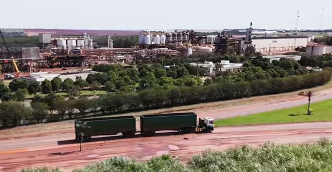 Caminhão movido a biometano em rodovia