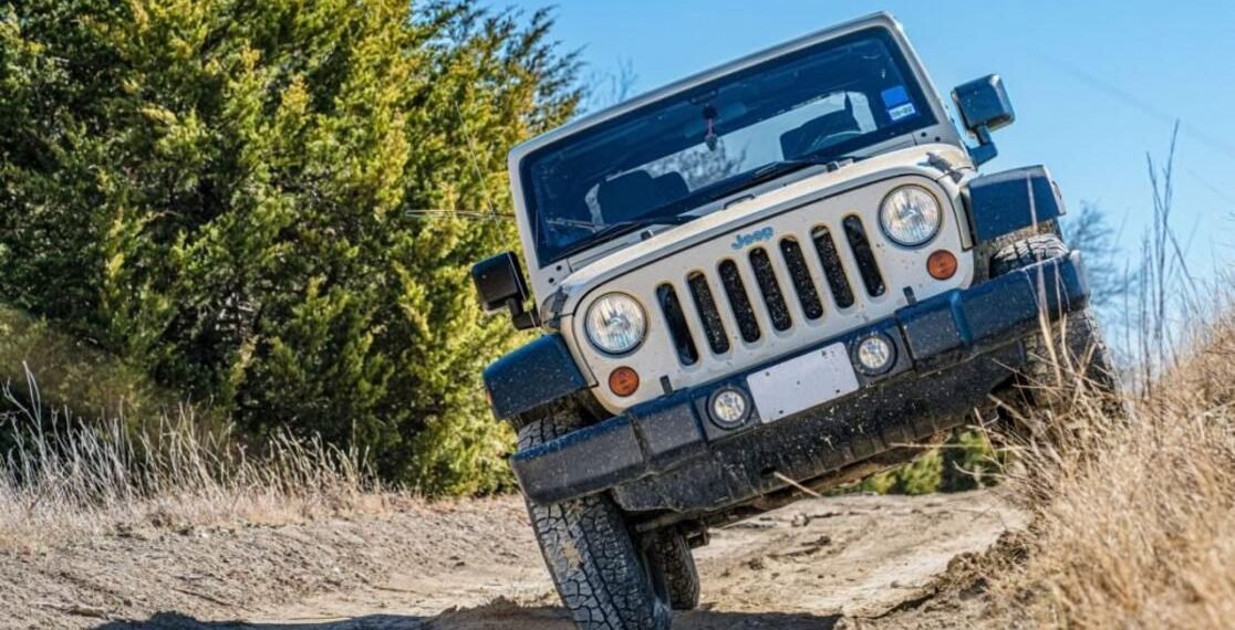 Veículo Jeep em um ambiente rural