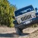Veículo Jeep em um ambiente rural