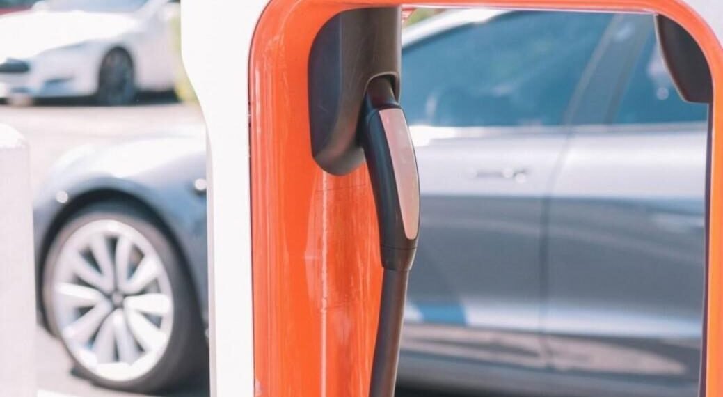 Carro elétrico em destaque