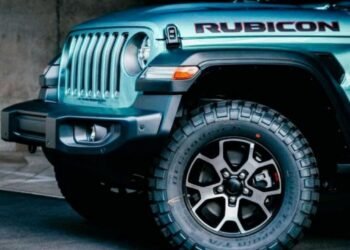 Imagem ilustrativa do recall da câmera de ré em veículos Jeep e Ram.