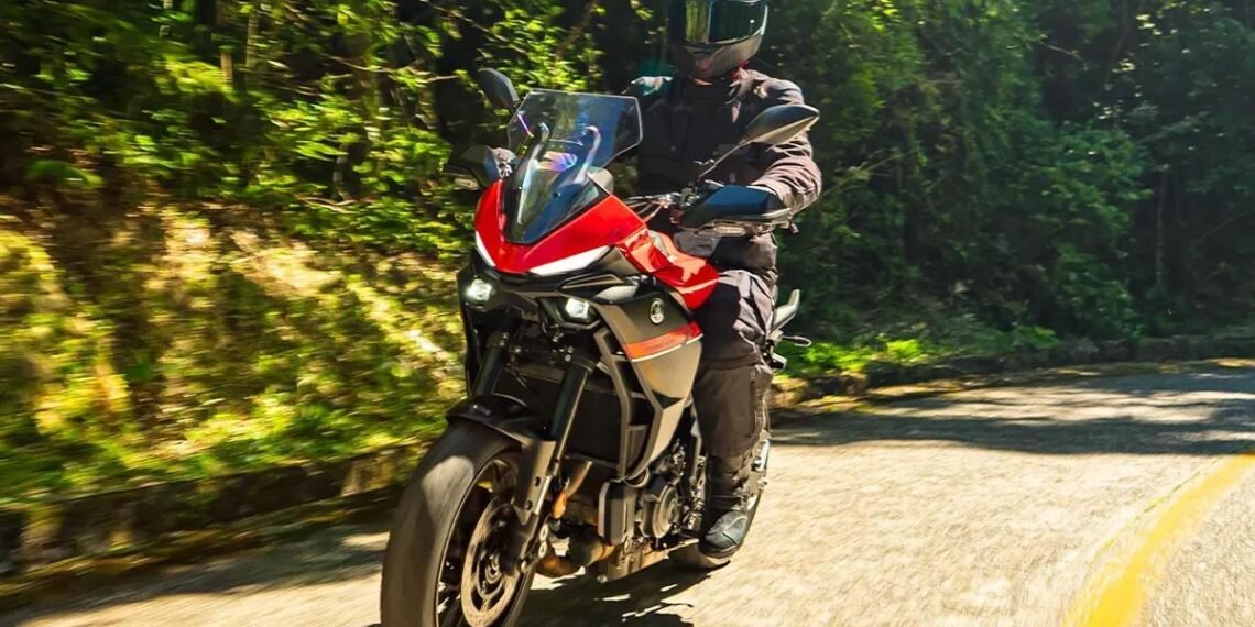 Yamaha Tracer 7 em estrada