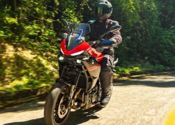 Yamaha Tracer 7 em estrada