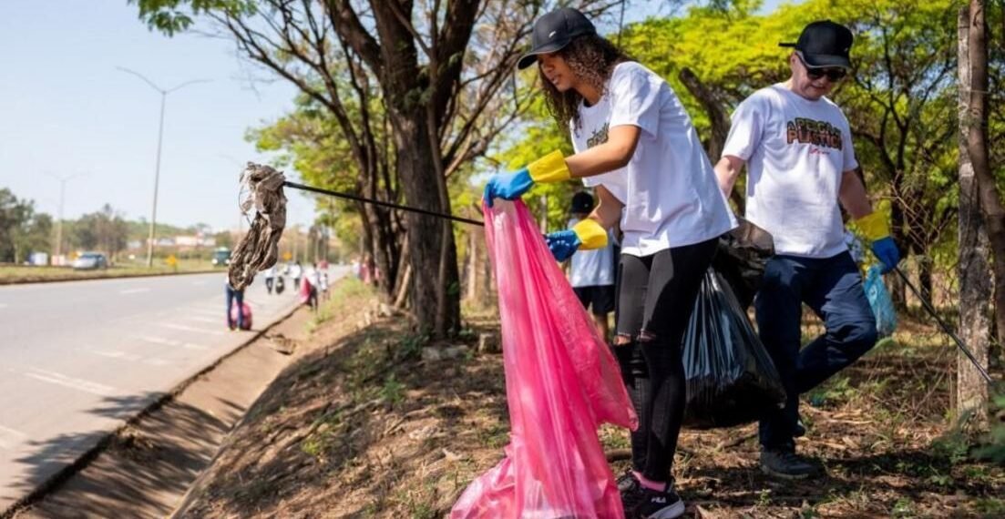 Voluntários participando do mutirão ambiental
