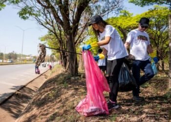 Voluntários participando do mutirão ambiental