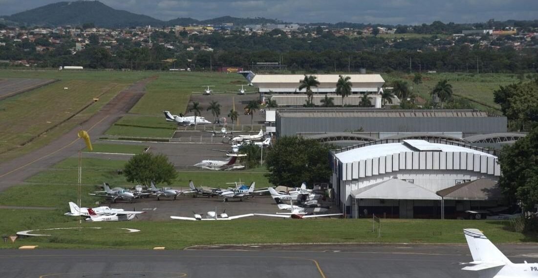 Aviões na pista de decolagem