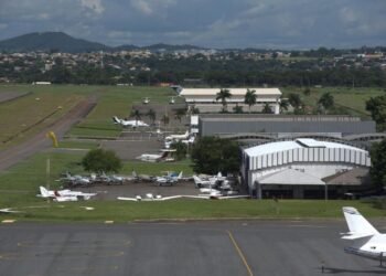 Aviões na pista de decolagem