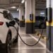 Carros elétricos em estacionamento de condomínio