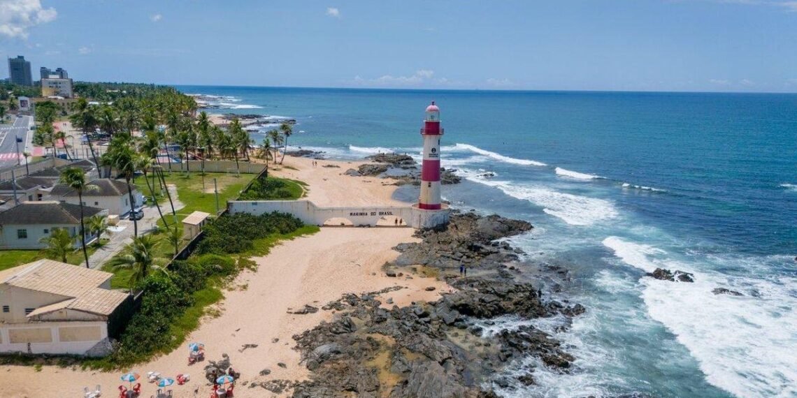 Pessoas desembarcando de um cruzeiro na Bahia.