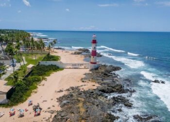 Pessoas desembarcando de um cruzeiro na Bahia.