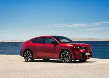 BMW iX4 SUV elétrico