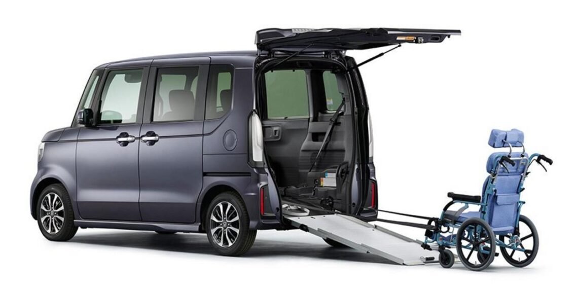 Honda N-Box em ambiente urbano