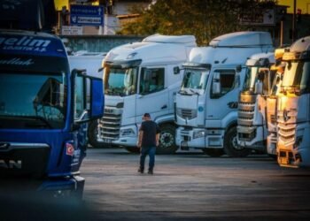 Caminhões e ônibus na indústria brasileira