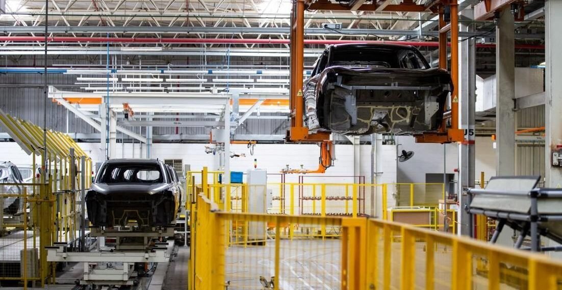 Robôs da Nissan realizando inspeções
