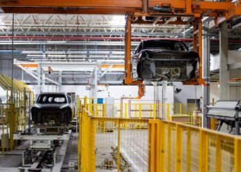 Robôs da Nissan realizando inspeções