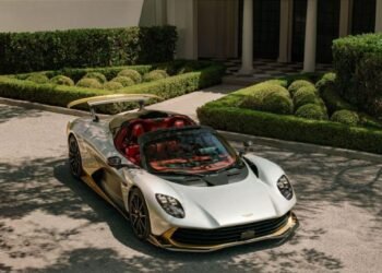 Aston Martin Valhalla Spider em exibição