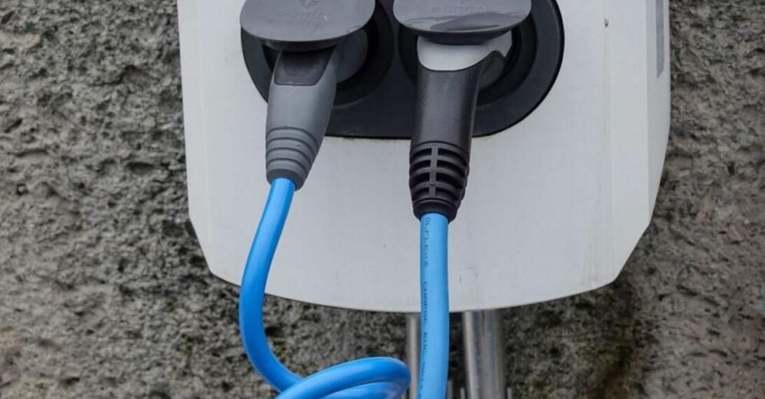 Carga de veículos elétricos em estações de recarga